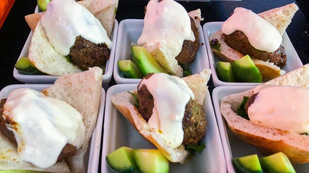 Le boeuf est dans des pitas avec du concombres