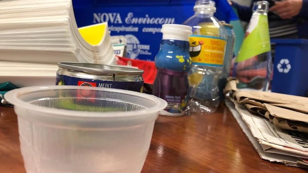 Des contenants de plastiques et du papier prêt au recyclage