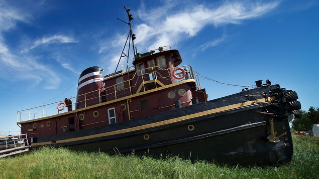 Un bateau à visiter au Musée maritime de Charlevoix, le remorqueur Felicia, sur la grève en bordure du Fleuve St-Laurent.