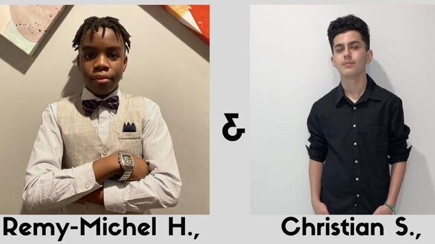 Deux jeunes garçons bien habillé posent pour la caméra.