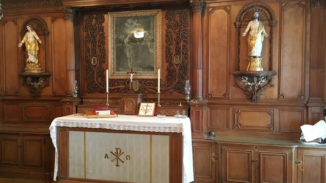 Chapelle privée de Mrg. Briand au Séminaire de Québec. Le retable est fait en pin et est finement sculpté de feuilles d'olivier. Chapelle privée de Mrg. Briand au Séminaire de Québec. Le retable est fait en pin et est finement sculpté de feuilles d'olivier.
