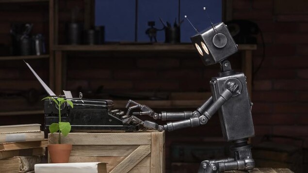 Un robot en train de taper sur une machine à écrire.