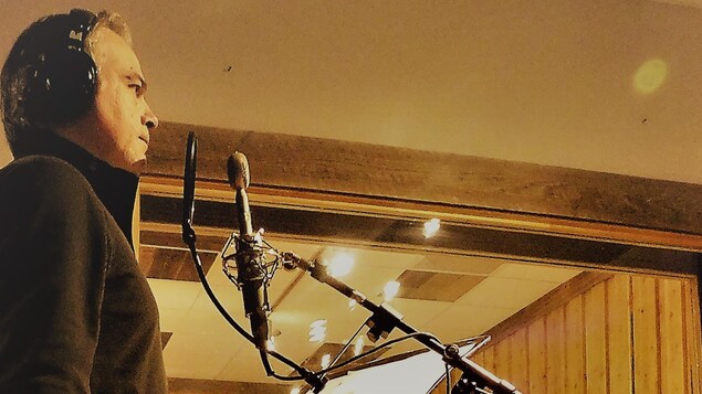 Rock Harvey chante en studio