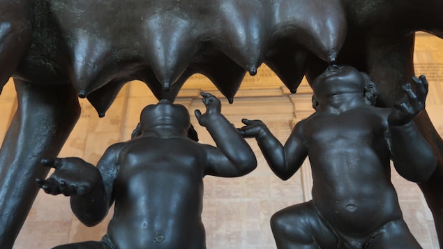 La sculpture de Romulus et Remus qui se nourrissent aux mamelles de la louve.