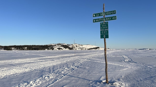 Une balise de la Route blanche indique les villages voisins :  La Tabatière et Mutton Bay.