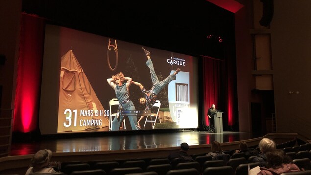 Une image projetée dans une salle de spectacle. 