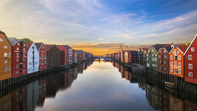 La ville de Trondheim, en Norvège, au coucher du soleil