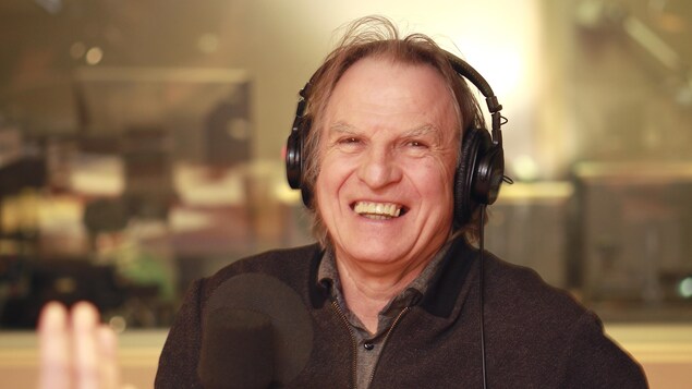 Eugène Lapierre souriant au micro du studio 18 de Radio-Canada