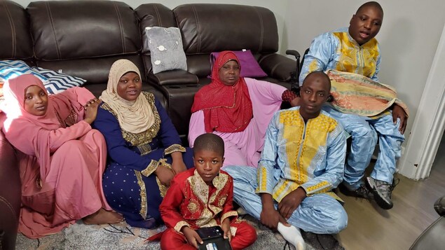 Moussa Keita (deuxième à partir de la droite) et les membres de sa famille.