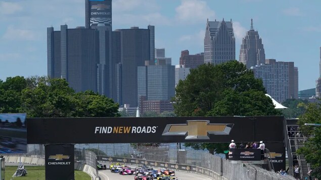 Une course de voiture devant le panorama de la ville de Détroit au Michigan.