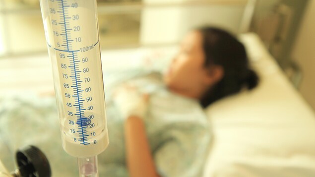 Un enfant sur un lit d'hôpital.