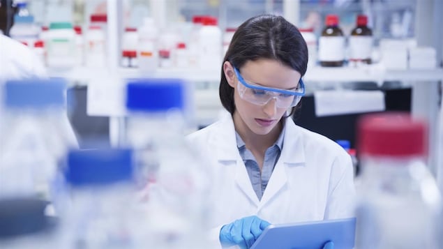 Un femme travaille dans un laboratoire. 