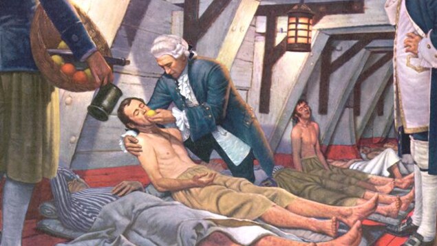 Peinture montrant un homme donnant un citron à un invalide couché sur le sol, dans la cale d'un bateau.