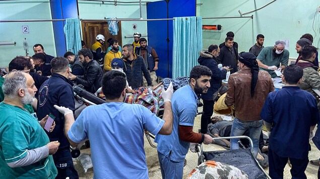 Des victimes sont emmenées d'urgence à l'hôpital de Bab al-Hawa, en Syrie, après un tremblement de terre, dans la campagne du nord de la province syrienne d'Idlib, à la frontière avec la Turquie, tenue par les rebelles, tôt le 6 février 2023.