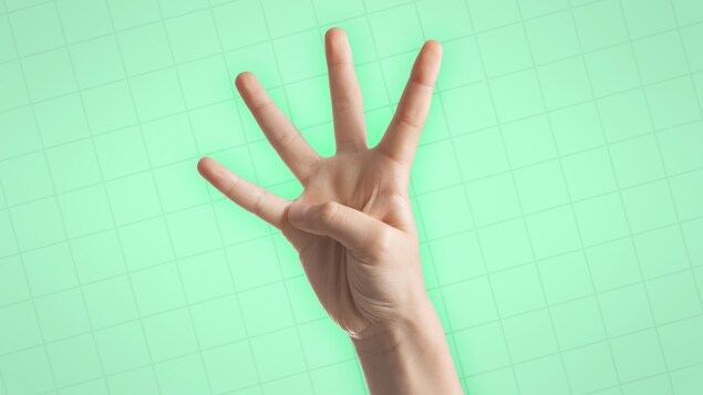 Une main qui montre quatre doigts.
