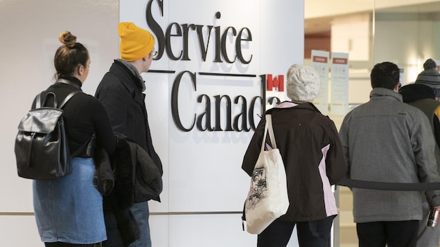 Des gens font la file dans un bureau de Service Canada.