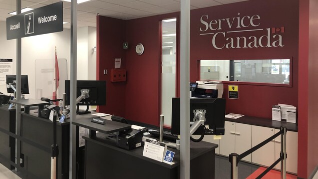 Des panneaux de plexiglas ont été installés au comptoir de Service Canada.