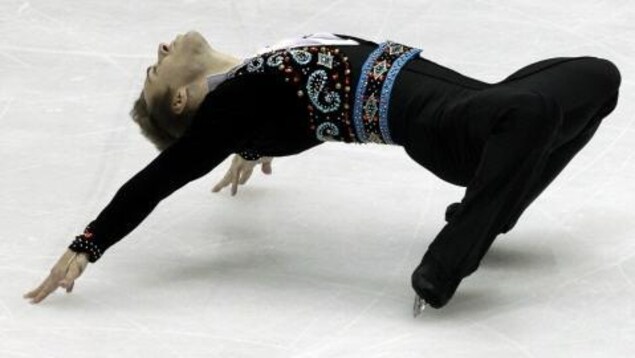 Shawn Sawyer adopte posture de pont extrême, tout en glissant sur ses patins. 