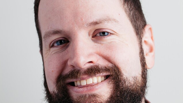 Simon Thibault, de face, souriant.