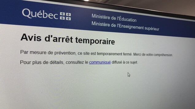 Capture d'écran du site internet du ministère de l'Éducation du Québec. Un avis d'arrêt temporaire explique que le site a dû être fermé de manière préventive. Un hyperlien mène vers un communiqué de presse. 