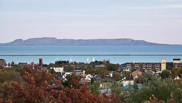 Le Sleeping Giant vu de la rive de Thunder Bay dans le nord-ouest de l'Ontario. Le Sleeping Giant vu de la rive de Thunder Bay dans le nord-ouest de l'Ontario.