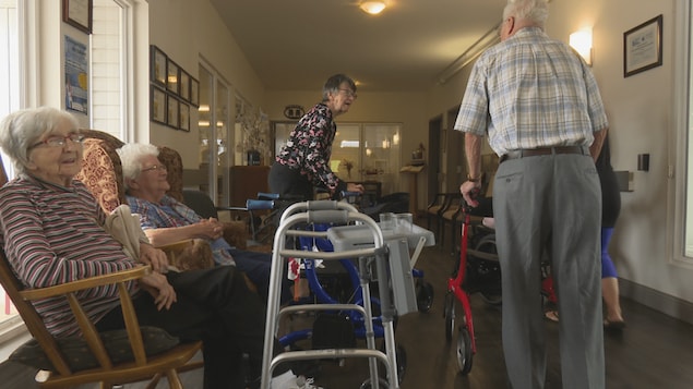 Des personnes âgées dans un salon.