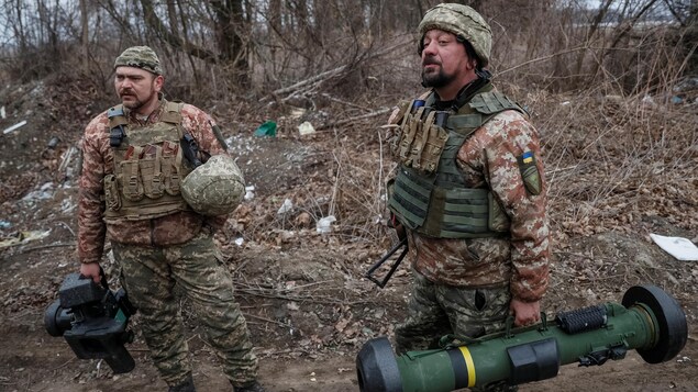 Dos soldados en la guerra entre Rusia y Ucrania.