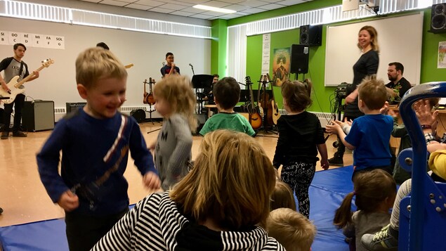 Spectacle des élèves de l'option production musicale de la Polyvalente des Baies pour les tout-petits du CPE les Gamins d'ici de Baie-Comeau