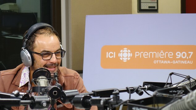 Stefan Psenak sourit lors d'une entrevue à la radio.