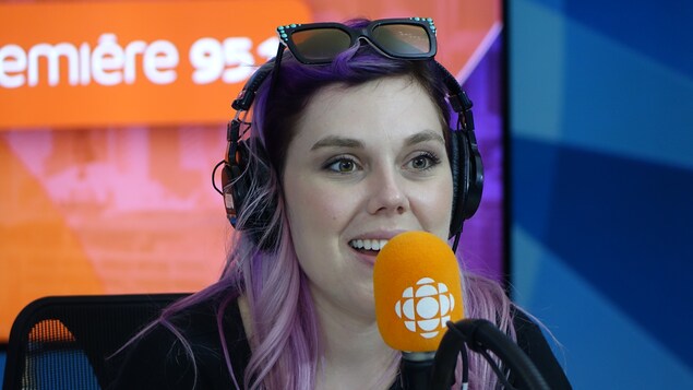 Stéphanie Harvey derrière un micro dans un studio radio de Radio-Canada.