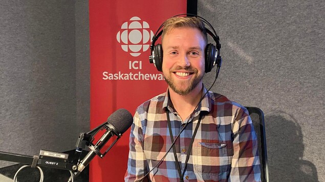 L'invité Stephen Davis est au micro de Radio-Canada.