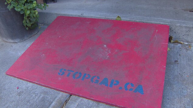 Sur la rampe en bois de couleur rouge, on peut lire StopGap.ca. Sur la rampe en bois de couleur rouge, on peut lire StopGap.ca.