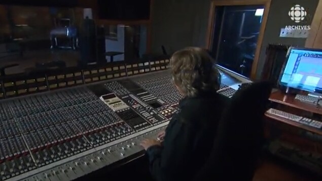 Gaétan Pilon, le propriétaire du Studio Victor, aux commandes de la console d'enregistrement.