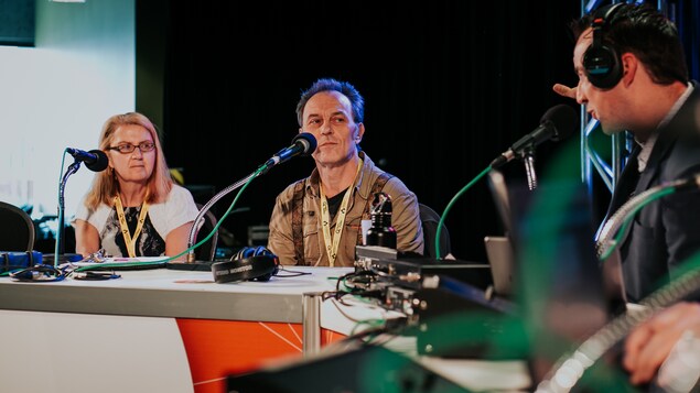 Danielle Maltais, Philippe Gachon et Frédéric Tremblay assis dans le studio de l'espace Radio-Canada à l'UQAC.