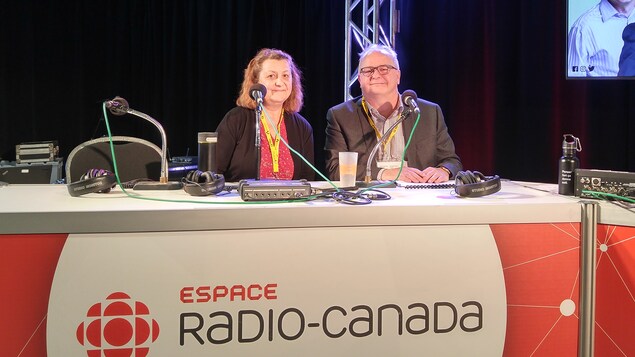 Ginette Bousquet et Michel Simard dans le studio de l'espace Radio-Canada à l'UQAC.