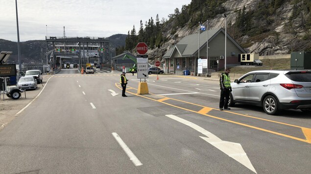 Un policier questionne un automobiliste.