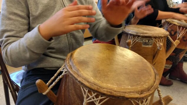 Des jeunes jouent des tambours traditionnels 