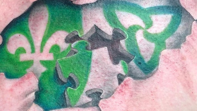 Tatouage d'un drapeau franco-ontarien.