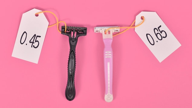 Le concept de taxe rose illustré par un rasoir rose et un rasoir noir, destinés à des sexes spécifiques avec des étiquettes de prix différentes.