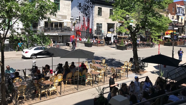 La terrasse d'un restaurant donnant sur la rue.