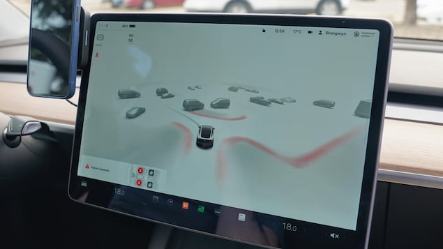 L'écran de bord d'une Tesla Model Y à Medicine Hat le 18 mai 2022.