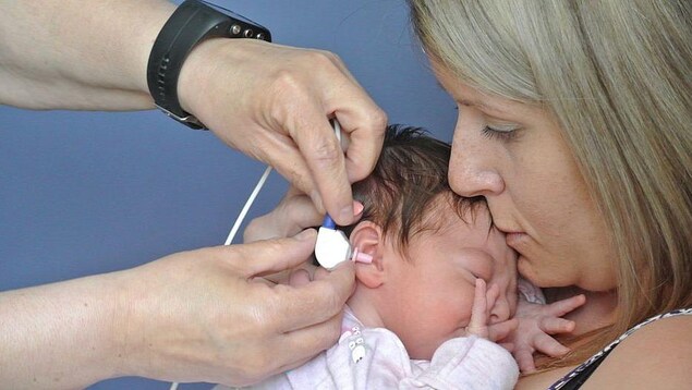 Un nouveau-né qui passe un test de dépistage de la surdité.