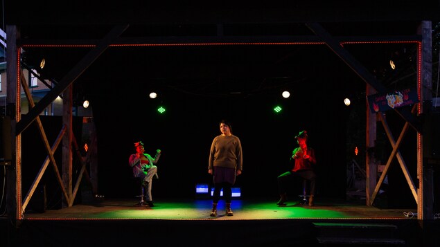 Le théâtre des Béloufilles présente cet été, à Tadoussac, sa création Légendes de canapé. Trois acteirs sur une scène extérieure.