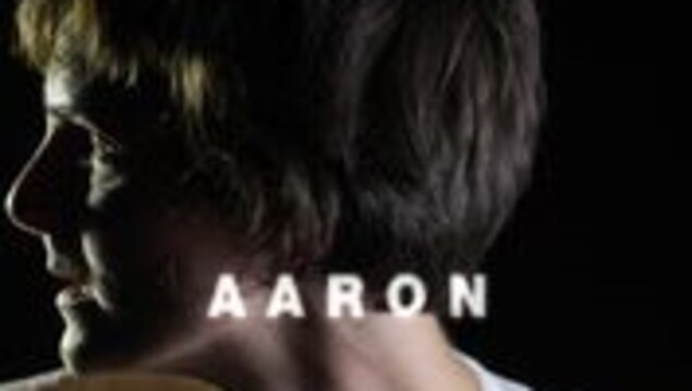 Dominique Leclerc interprète le rôle d'Aaron dans la pièce « Titus ». Plan rapproché de profil. La comédienne porte un chandail blanc. Dominique Leclerc interprète le rôle d'Aaron dans la pièce « Titus ». Plan rapproché de profil. La comédienne porte un chandail blanc.