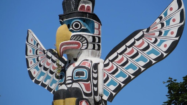 Un totem autochtone ayant un aigle à son sommet.