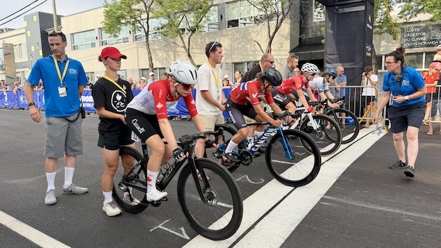 Quatre jeunes femmes cyclistes sont sur la ligne de départ de l'épreuve.