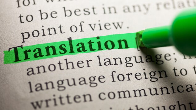 Le mot anglais translation surligné en vert dans un dictionnaire
