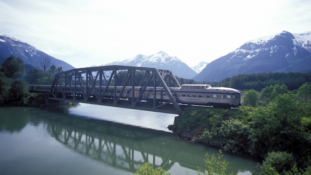 Un train traverse un pont, à proximité des Rocheuses.