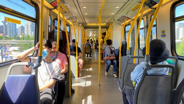 Des usagers dans une rame de skytrain le 14 juillet 2022.