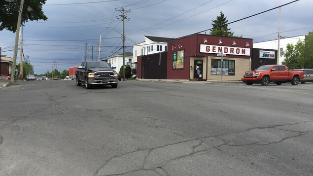 L'intersection des rues Perreault et Dallaire à Rouyn-Noranda avant la construction de l'îlot central. L'intersection des rues Perreault et Dallaire à Rouyn-Noranda avant la construction de l'îlot central.